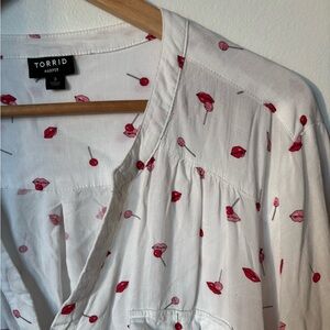 Torrid 3 lips + lollipops blouse